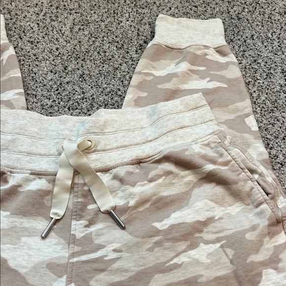 Athleta balance printed jogger in a neutral camo. Size MP. - Picture 2 of 7